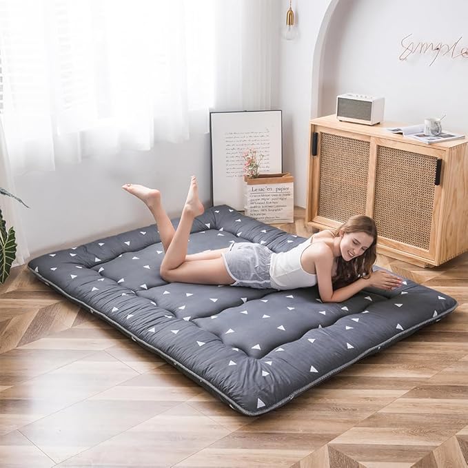 MAXYOYO Grey Triangle Japanese Floor Futon Mattress, Tatami Mat Portable Camping Mat Kids Sleeping Pad Foldable Roll Up Floor Lounger Pillow Bed Twin Size with Mattress Protector Cover